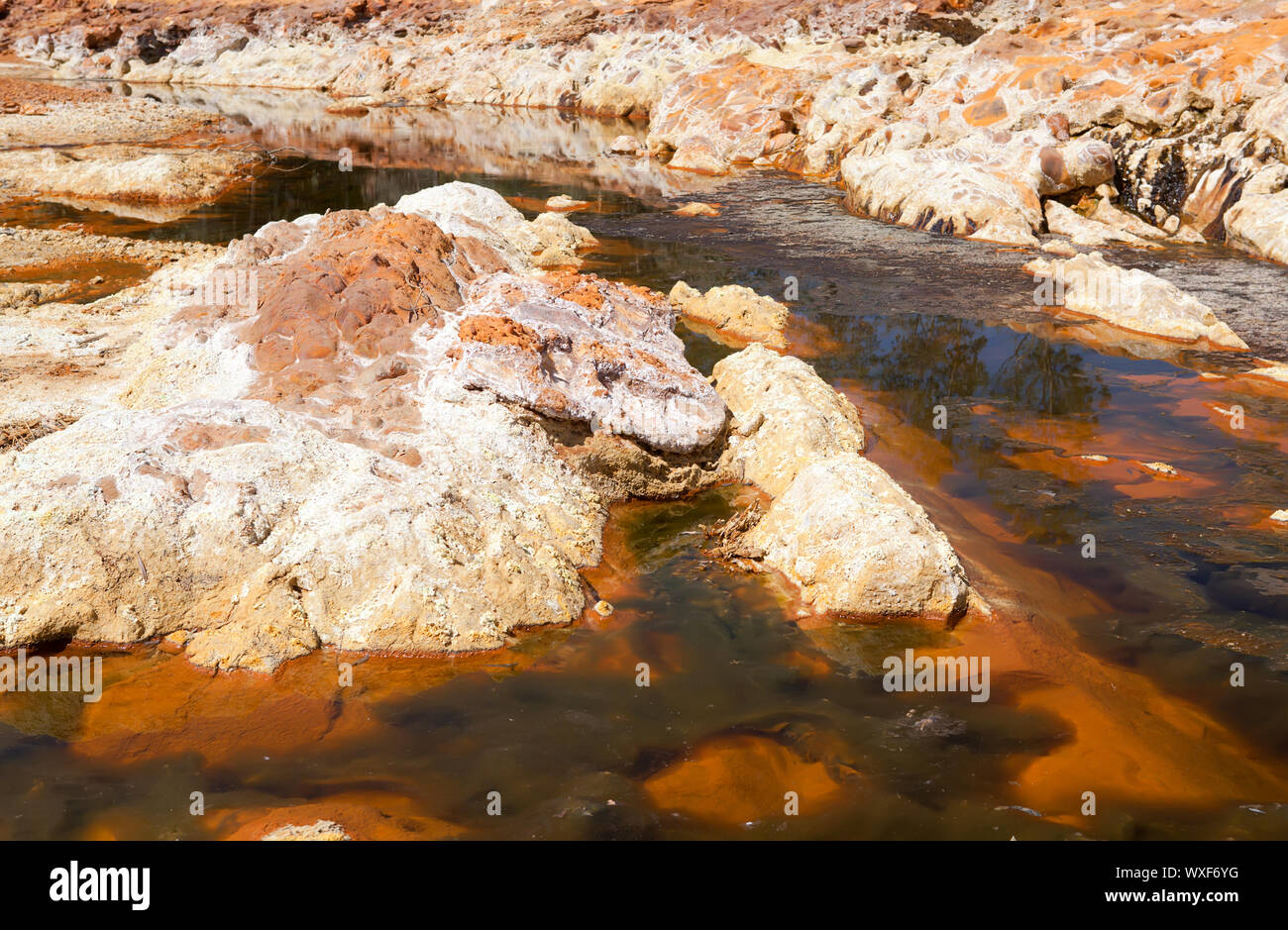 Piedras en ácido Río Tinto, Huelva. Foto de stock