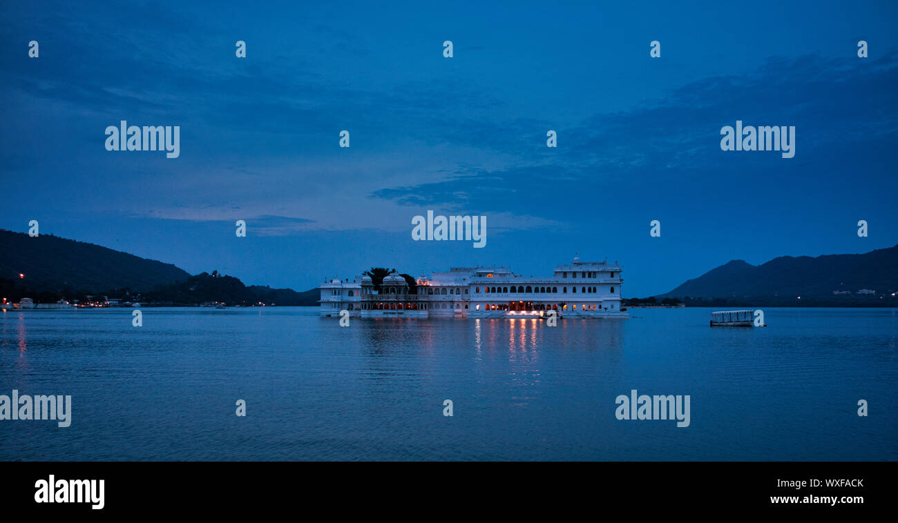 Vista de Heritage Hotel desde Ambarai Ghat, Lago Pichola, Udaipur Ciudad Vieja, Rajasthan, India Foto de stock