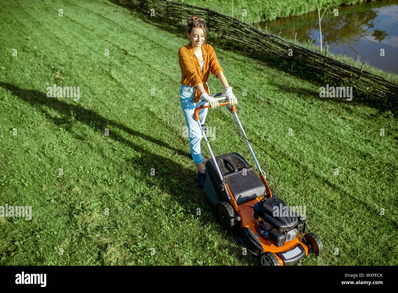 Mujer cortando pasto fotografías e imágenes de alta resolución - Alamy