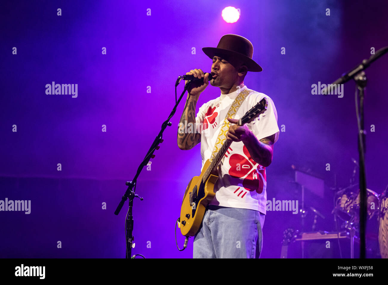 Banda de sombrero fotografías e imágenes de alta resolución - Alamy