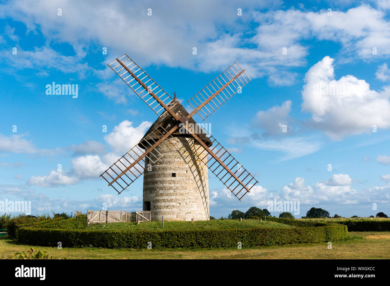 Hauville, Eure / Francia - 15 de agosto de 2019: vista horizontal del molino histórico Moulin de Pierre en Hauville en Normandía Foto de stock