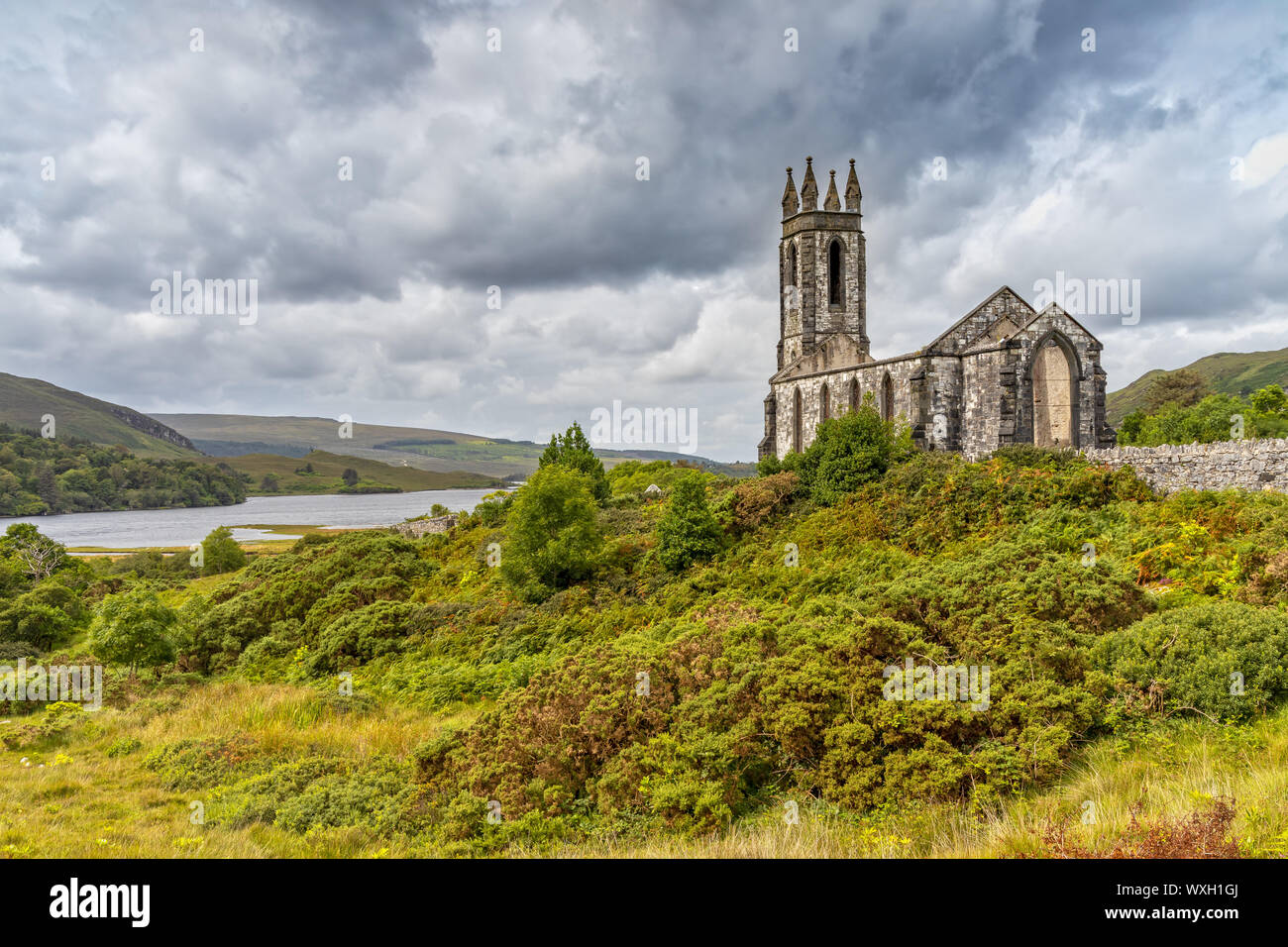Las ruinas de Dunlewey iglesia abandonada en el condado de Donegal, Irlanda Foto de stock