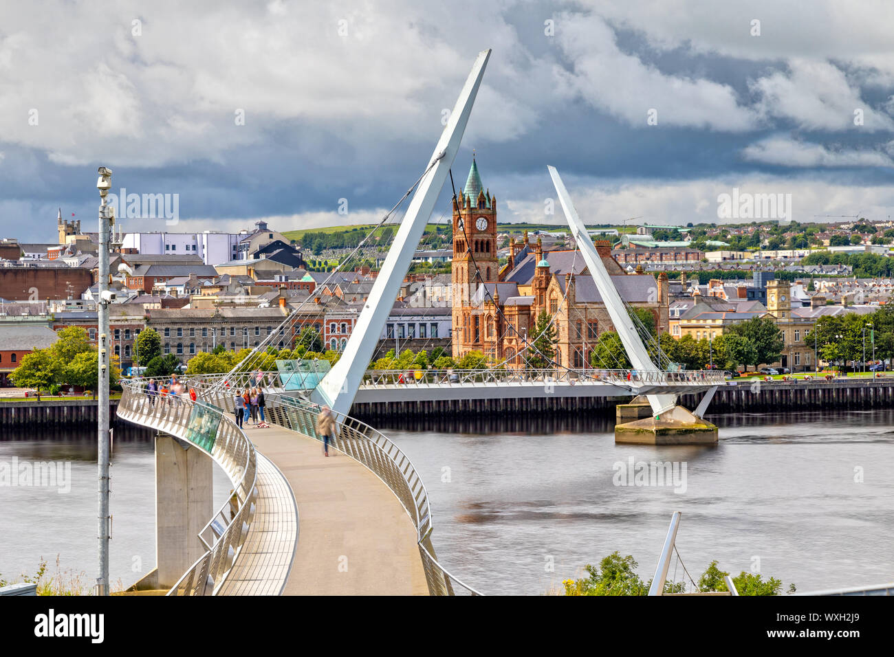 El Peace Bridge y Guild Hall en Londonderry / Derry, en Irlanda del Norte Foto de stock