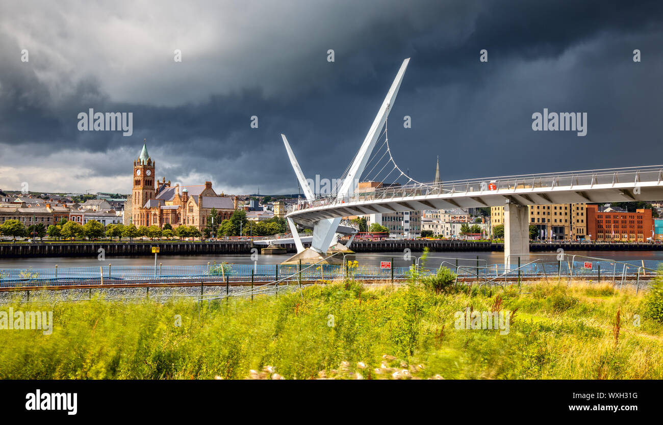 El Peace Bridge y Guild Hall en Londonderry / Derry, en Irlanda del Norte Foto de stock