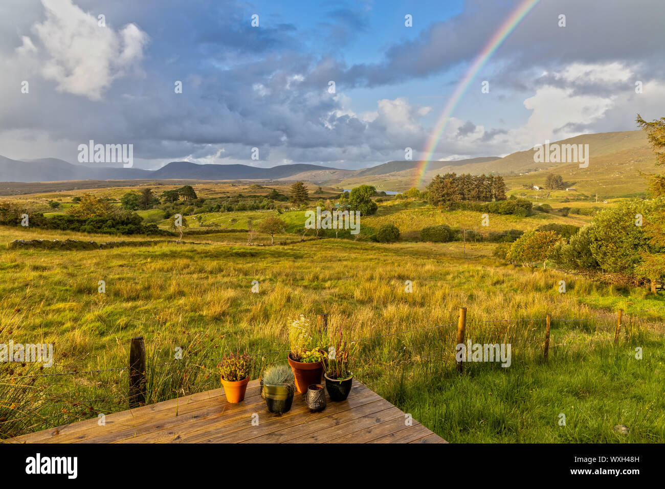 Arco iris sobre el Parque Nacional de Glenveagh, Condado de Donegal, Irlanda Foto de stock