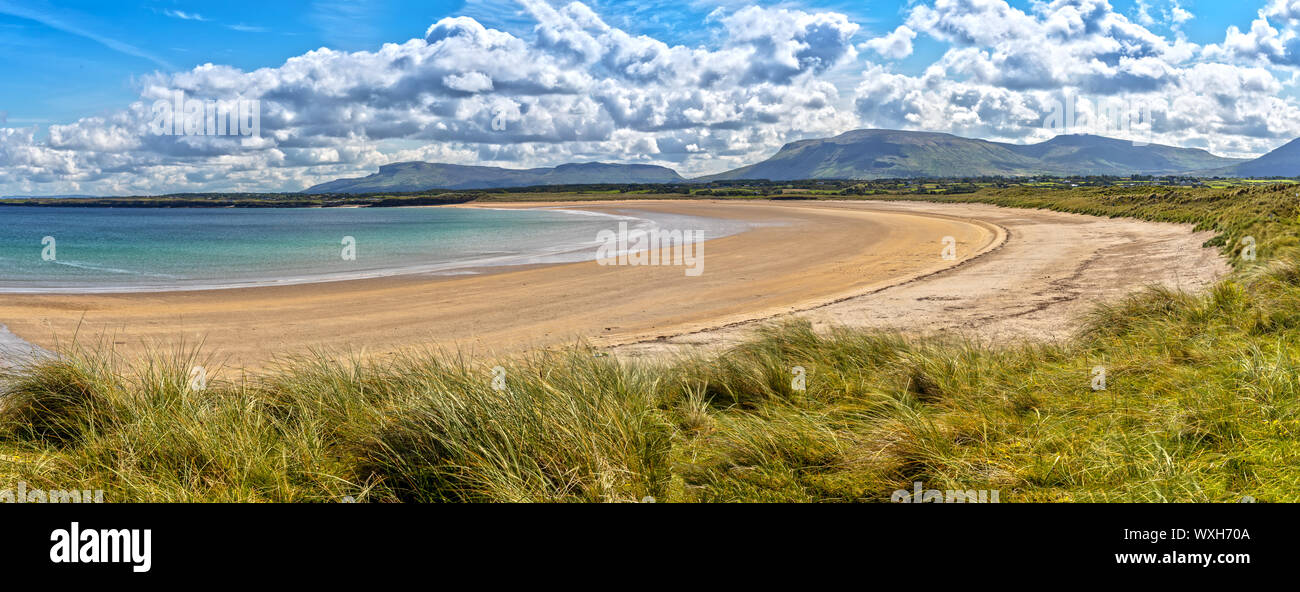 Lonely Mullaghmore Beach en el condado de Sligo, Irlanda Foto de stock