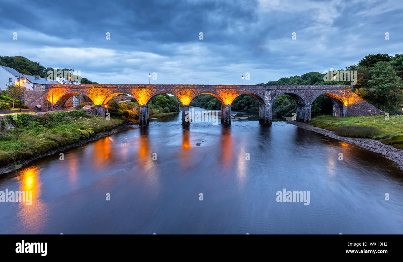 El Viaducto de Newport, en el condado de Mayo cerca de Westport, Irlanda durante la noche Foto de stock