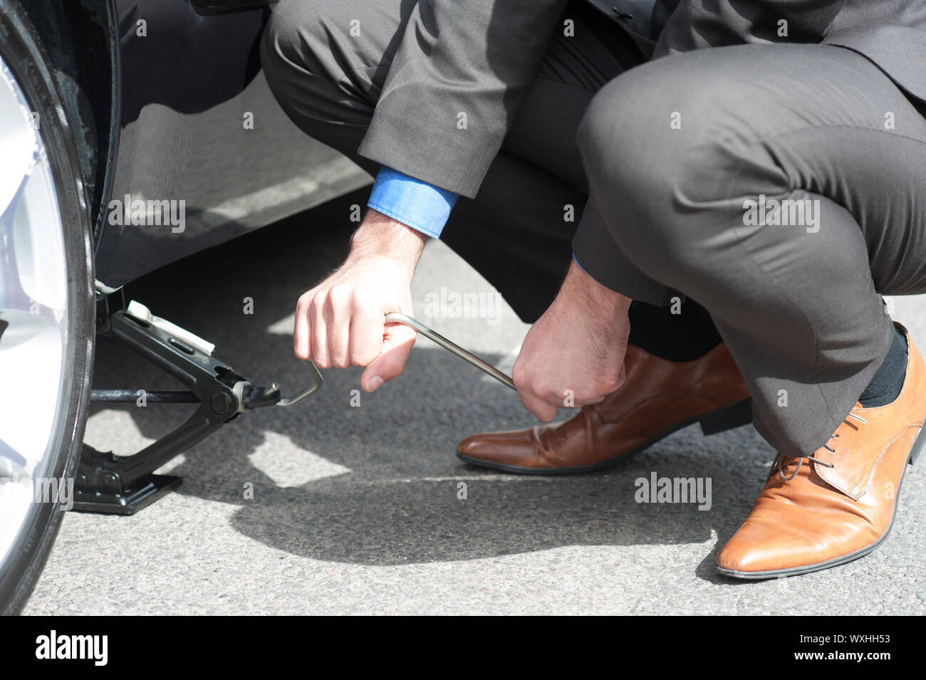 Zapatero poniendo pegamento en la suela de un zapato para arreglar  Fotografía de stock - Alamy