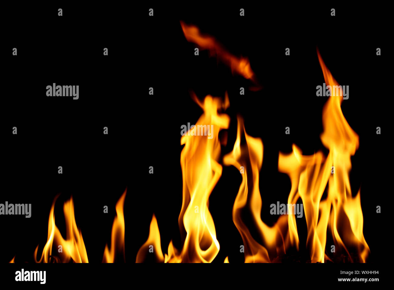 Inferno llama fuego sobre fondo negro cerrar Foto de stock