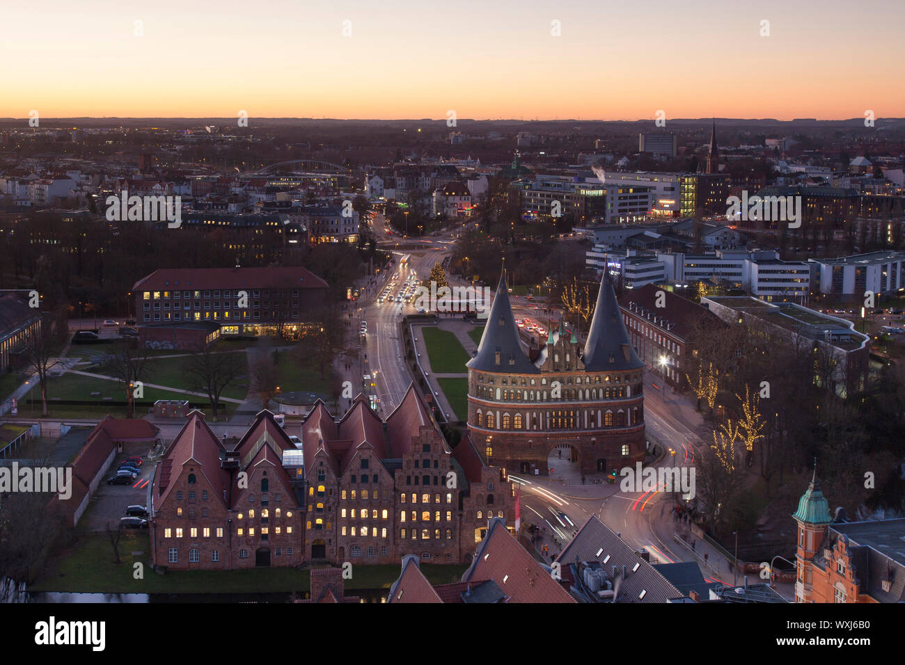 Vista aérea de la Holstein (Puerta Holstentor) en Lubeck en la noche. Schleswig-Holstein, Alemania Foto de stock