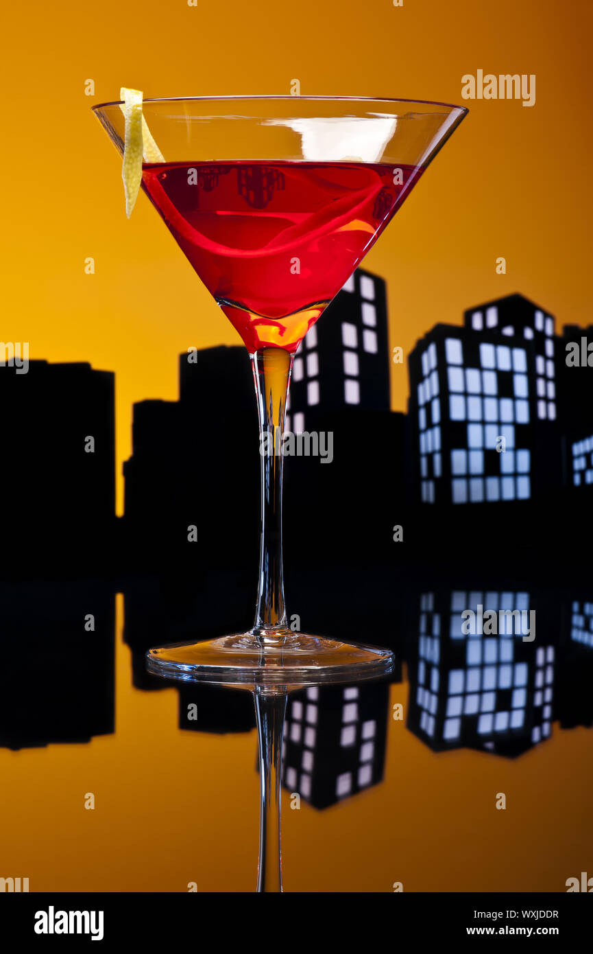 Un cocktail Cosmopolitan, o corto cosmo, es un hecho con vodka, triple sec, jugo de arándano y