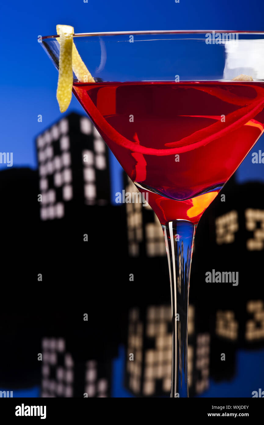 Un cocktail Cosmopolitan, o corto cosmo, es un hecho con vodka, triple sec, jugo de arándano y