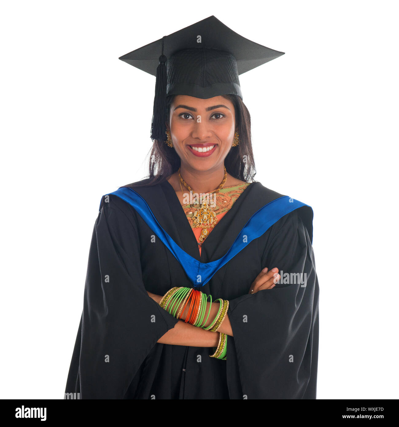 Estudiante universitario Indio Feliz graduación en Bata y tapa. Retrato de mestizos, indios y africanos asiáticos American modelo femenino que se encuentran aisladas en WH Foto de stock