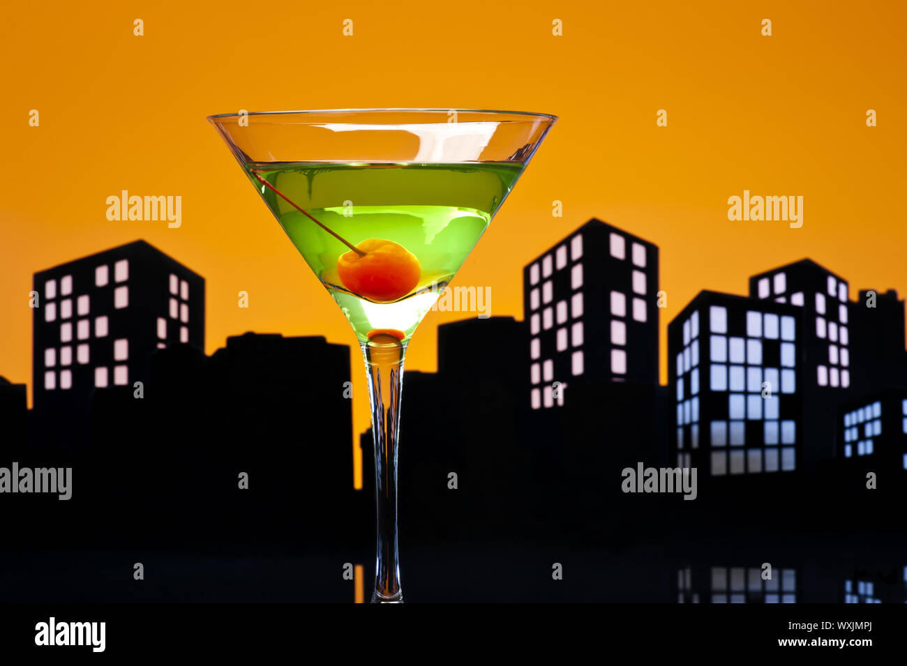 Metropolis coctel martini de manzana en de Skyline Fotografía - Alamy