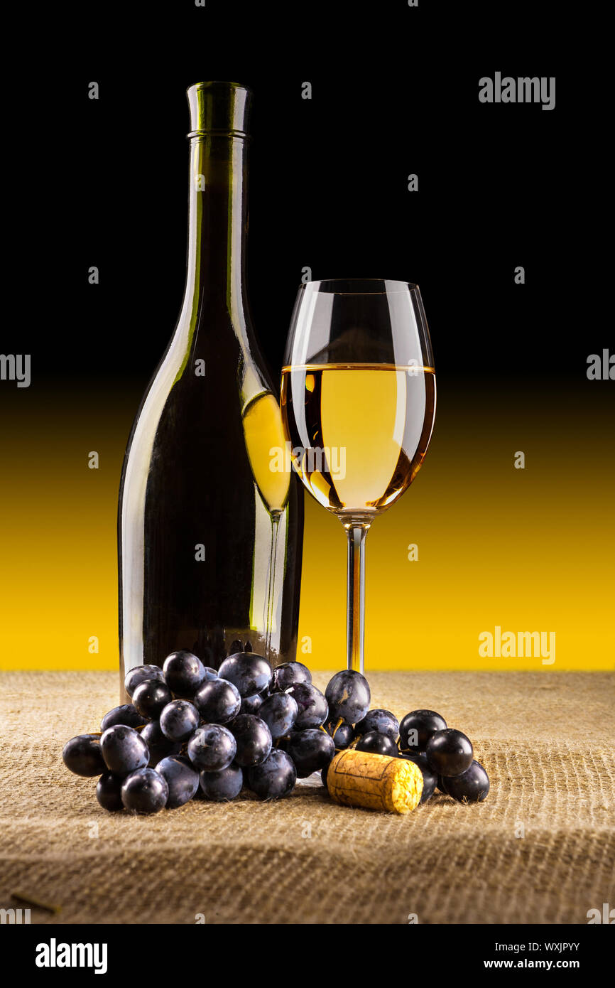 Botella de vid de uva con vidrio. Foto de stock
