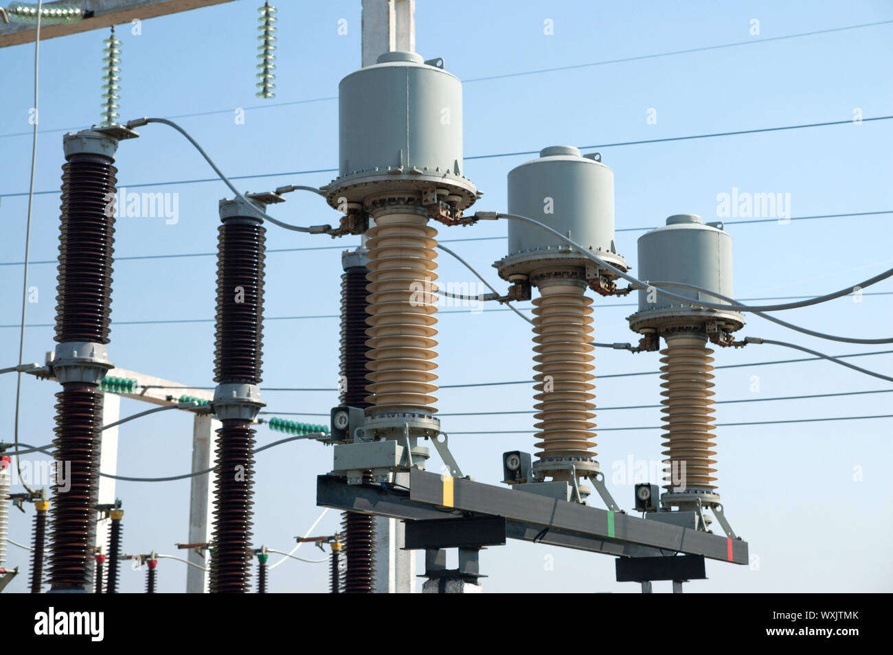 Subestación de alta tensión con el interruptor y desconectador Fotografía  de stock - Alamy