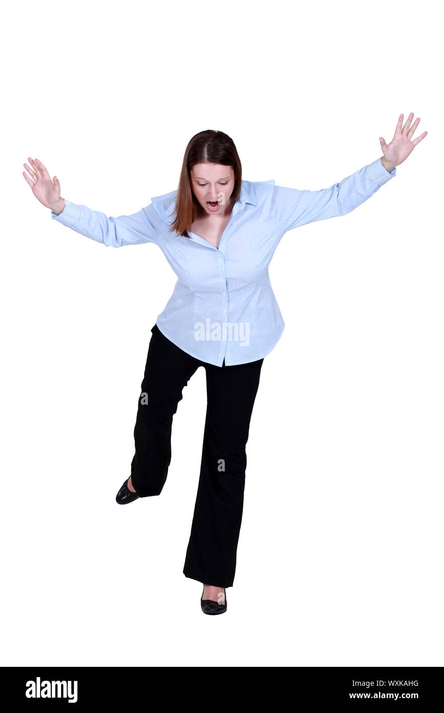Mujer intentando mantener el equilibrio Fotografía de stock - Alamy