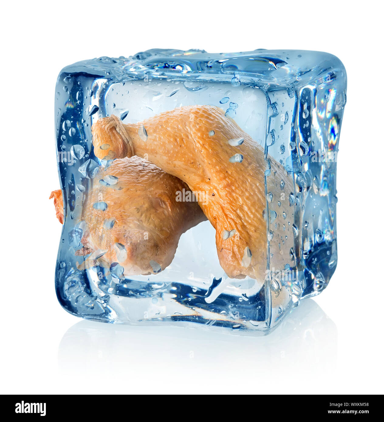 fuego Intrusión Buque de guerra Piernas de pollo ahumado en cubo de hielo aislado en un fondo blanco  Fotografía de stock - Alamy