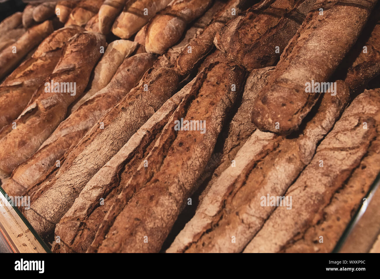 Oscuro baguettes de pan pan en un estante en una tienda de ultramarinos. Productos de panadería. Pan de centeno. Foto de stock