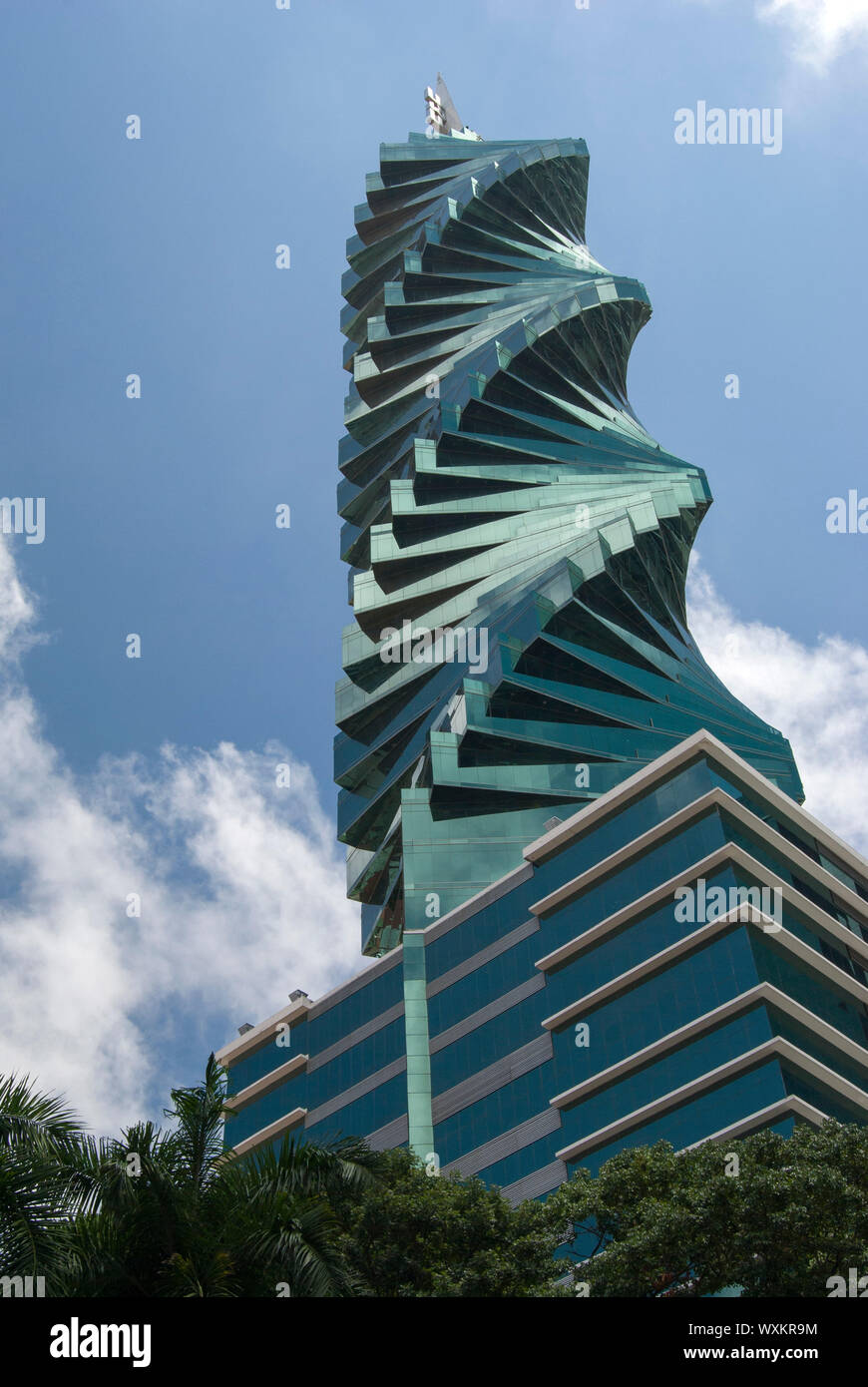Centro de negocios, el distrito financiero de la Ciudad de Panamá. Cristal,  ventanas, edificios en la Ciudad de Panamá. F&F tower. Edificio de tornillo  Fotografía de stock - Alamy