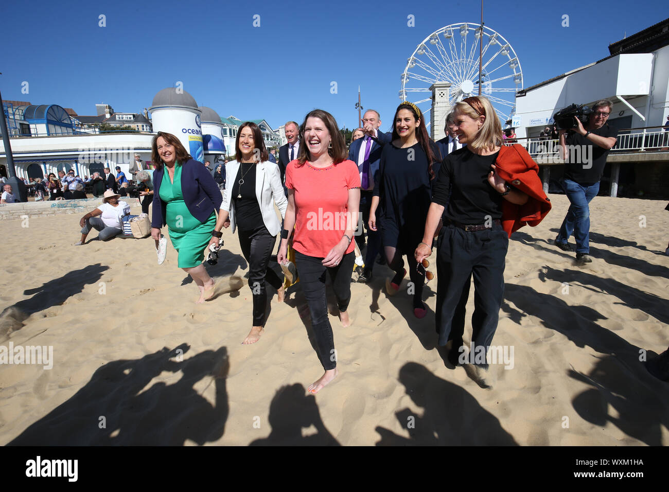 El dirigente del partido Lib Dem Jo Swinson (centro) con Lib Dem MPs en la playa de Bournemouth durante la conferencia de otoño de los Demócratas Liberales en el Bournemouth International Centre en Bournemouth. PA la foto. Imagen Fecha: Martes 17 de septiembre de 2019. Ver historia principal LIBDEMS PA. Crédito de la foto debe leer: Jonathan Brady PA/cable Foto de stock