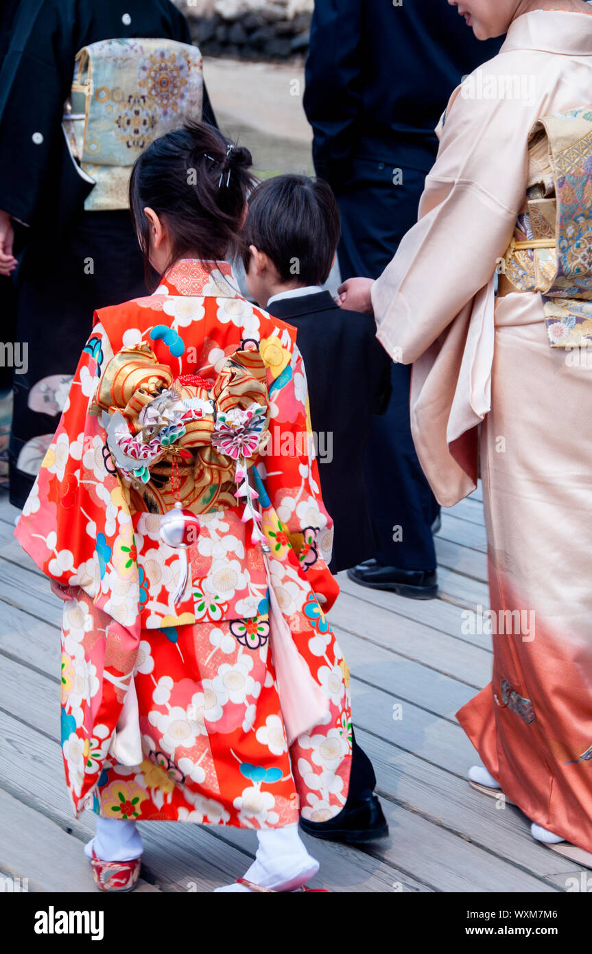 Pequeña niña japonesa en su kimono ceremonial en una boda sintoísta en la  Isla Miyajima, Japón Fotografía de stock - Alamy
