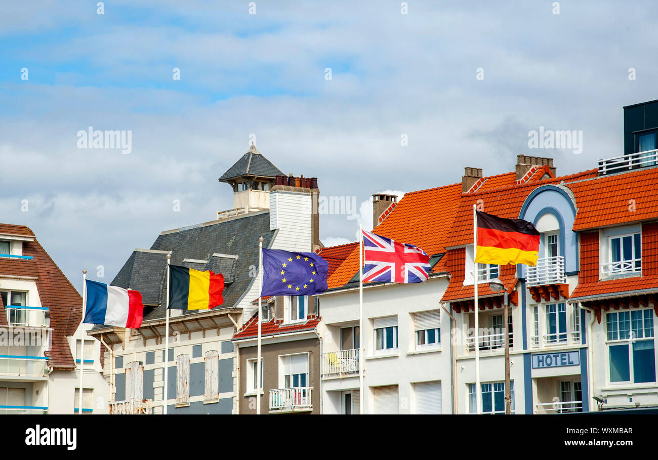 Unión y banderas de la UE, Wimereux, Francia Foto de stock