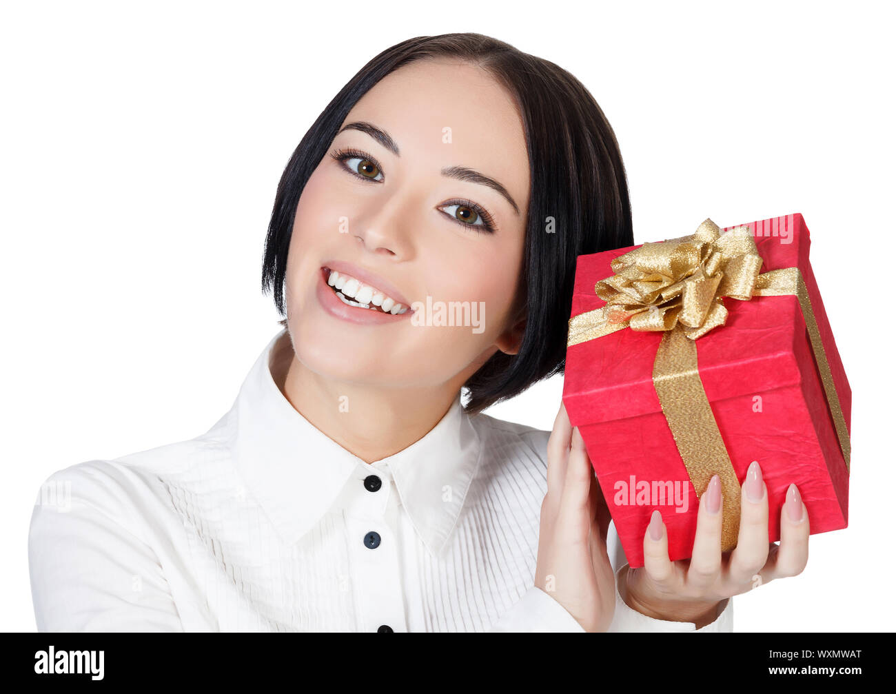 Mujer sonriente con la caja de regalo roja, fondo blanco copyspace Foto de stock