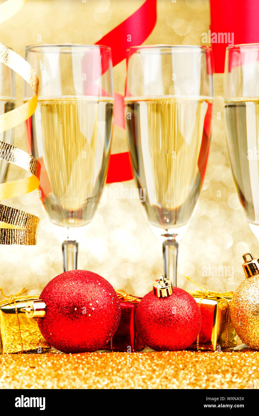 Año Nuevo champán y cintas sobre fondo dorado Foto de stock