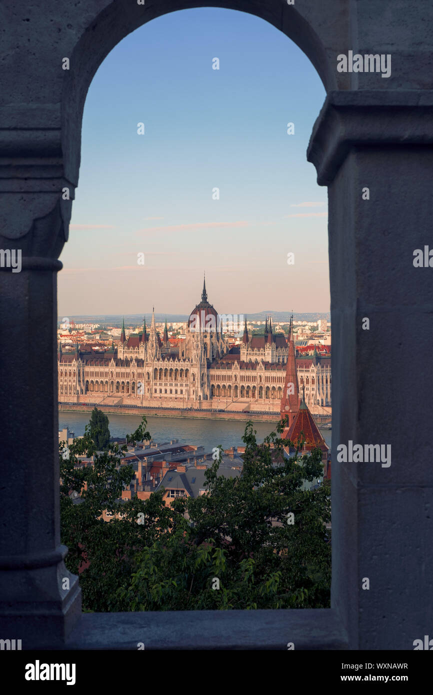 BUDAPEST, HUNGRÍA - Agosto 19, 2019: el edificio del parlamento húngaro - día vista desde la colina del castillo a través de uno de los arcos de la pared Foto de stock
