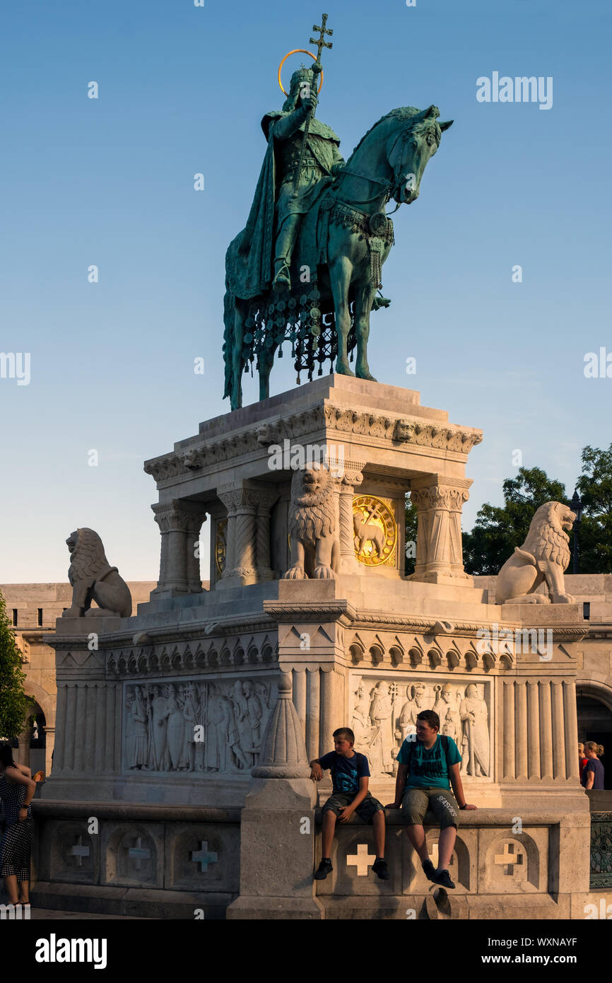 BUDAPEST, HUNGRÍA - Agosto 19, 2019: El Bastión de Pescadores y estatua de Esteban I una tarde de verano Foto de stock