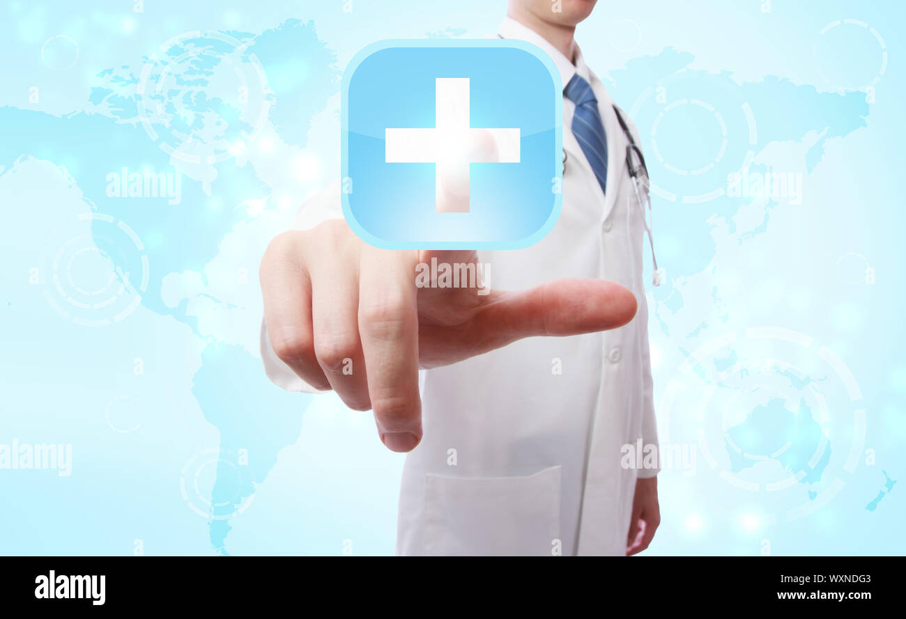 Médico pulsando un icono de cruz azul sobre fondo de mapa del mundo Foto de stock