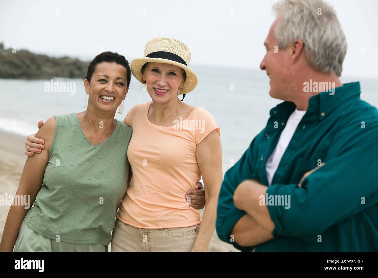 Tres amigos en la playa Foto de stock