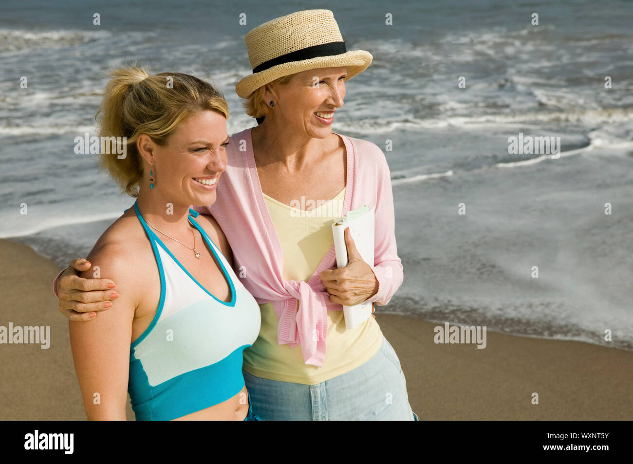 Madre e hija en la playa Foto de stock