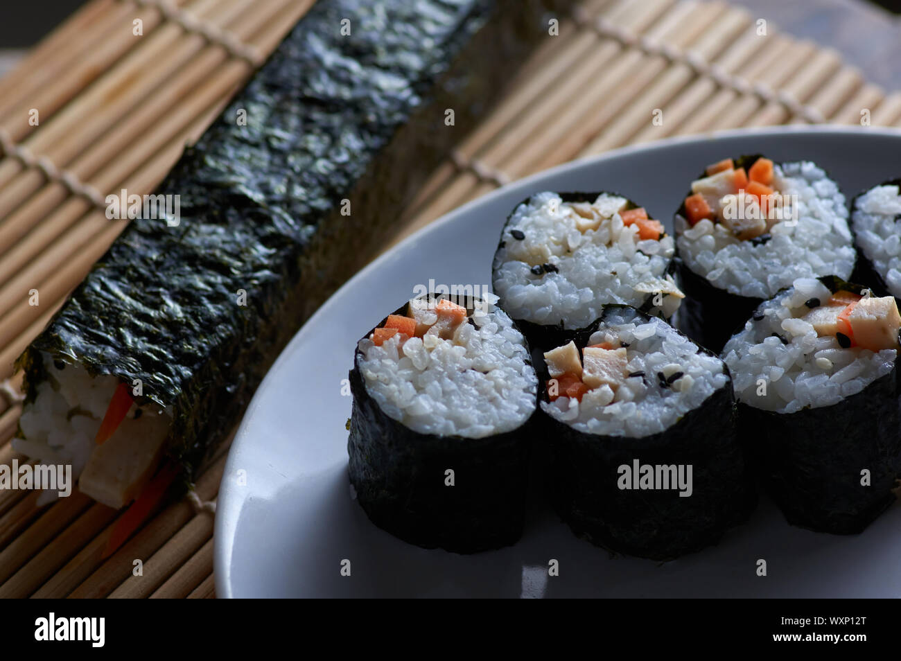 El maki Roll sushi casero Foto de stock