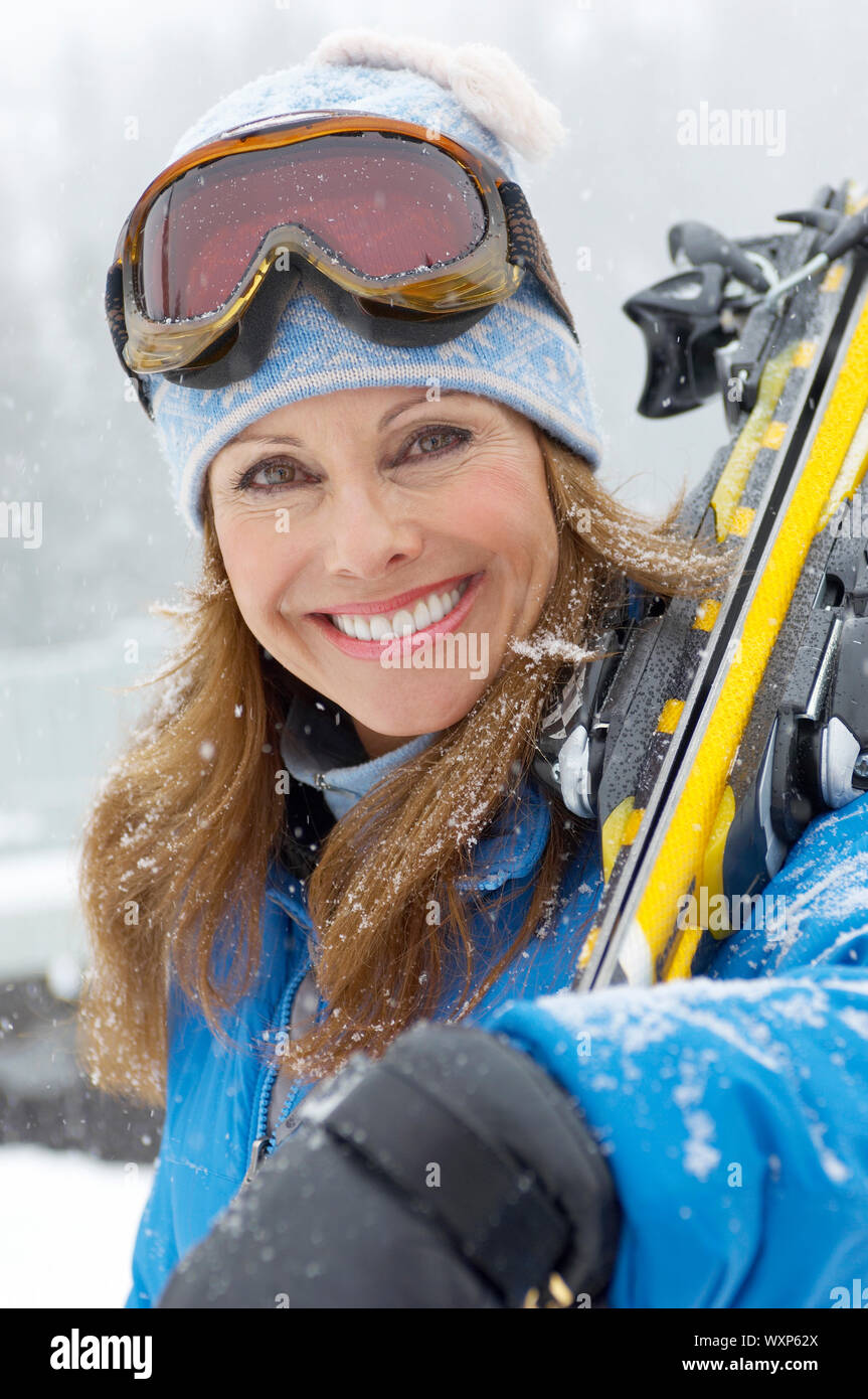 Mujer con esquíes alpinos Foto de stock