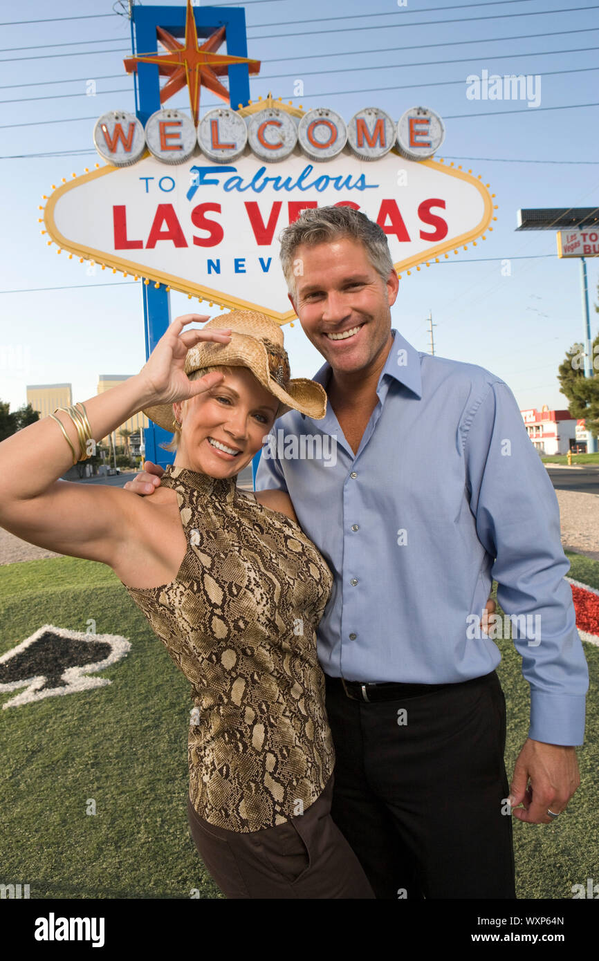 Mujer de mediana edad y mediados de-hombre adulto delante de bienvenida a Las Vegas sign, Retrato Fotografía de stock - Alamy Mujer de mediana edad y mediados de-hombre adulto delante de bienvenida a Las Vegas sign, Retrato Fotografía de stock - Alamy