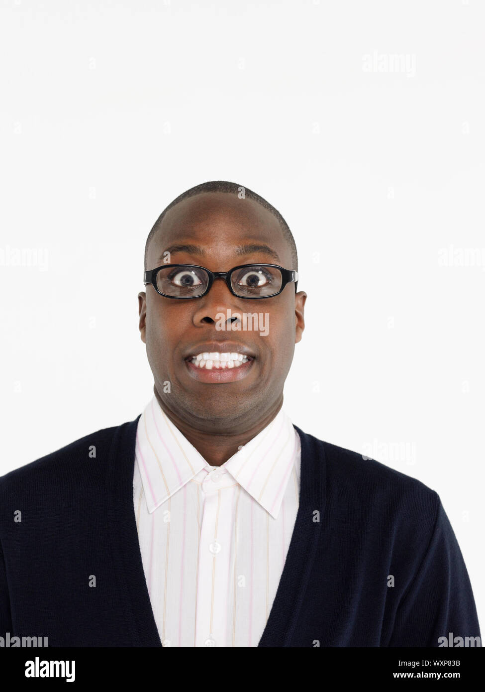 Closeup retrato de un hombre afroamericano con los ojos abiertos contra el fondo blanco. Foto de stock