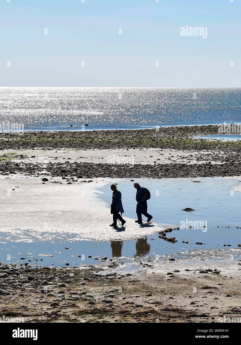 Charmouth, en Dorset, Reino Unido. 17 Sep, 2019. El clima del Reino Unido. Los visitantes en la playa en Charmouth en Dorset disfrutando del otoño cálido sol y el cielo azul claro. Crédito de la imagen: Graham Hunt/Alamy Live News Foto de stock