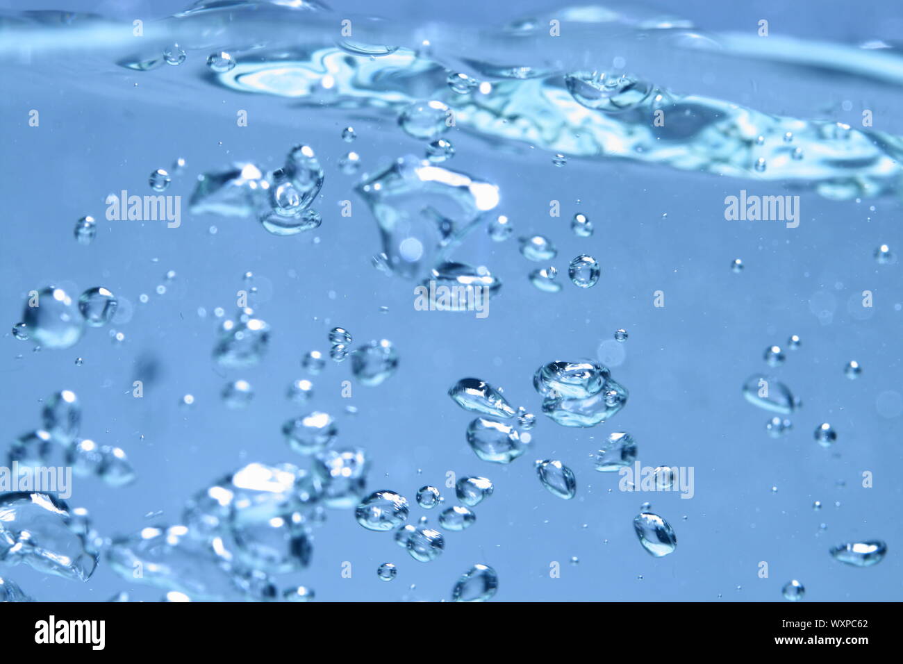 Burbujas de agua azul macro Cerrar Foto de stock