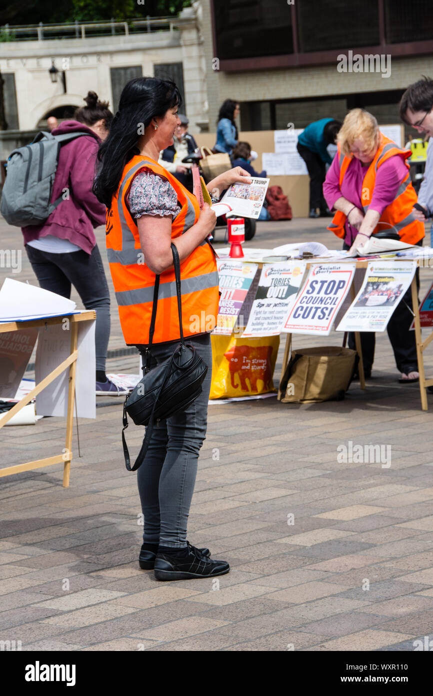 Demostrador Anti-Trump Portsmouth en el Reino Unido. Foto de stock