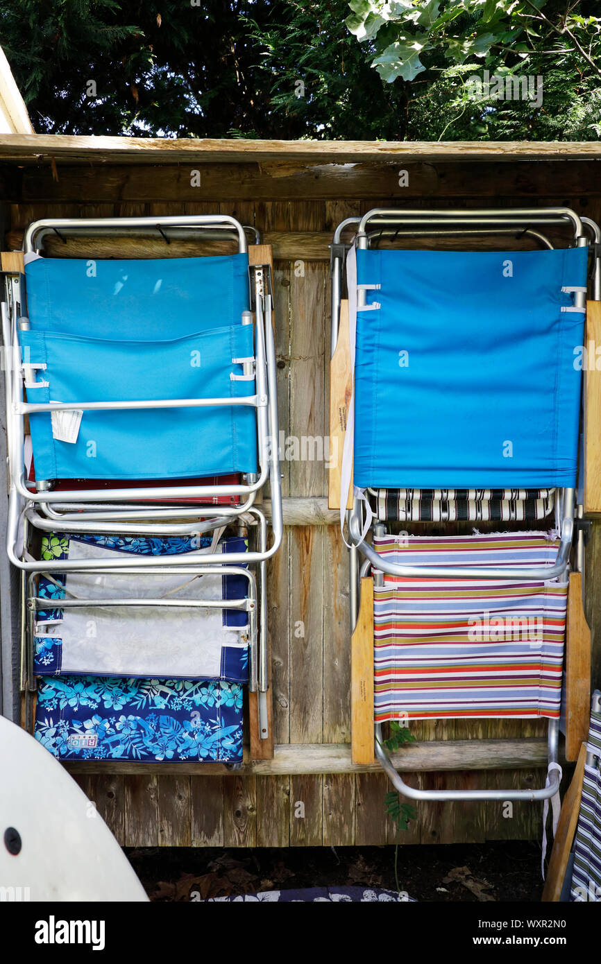 Sillas de playa plegada colgado en la pared de una  cabaña.Eastham.Massachusetts.EE.UU Fotografía de stock - Alamy