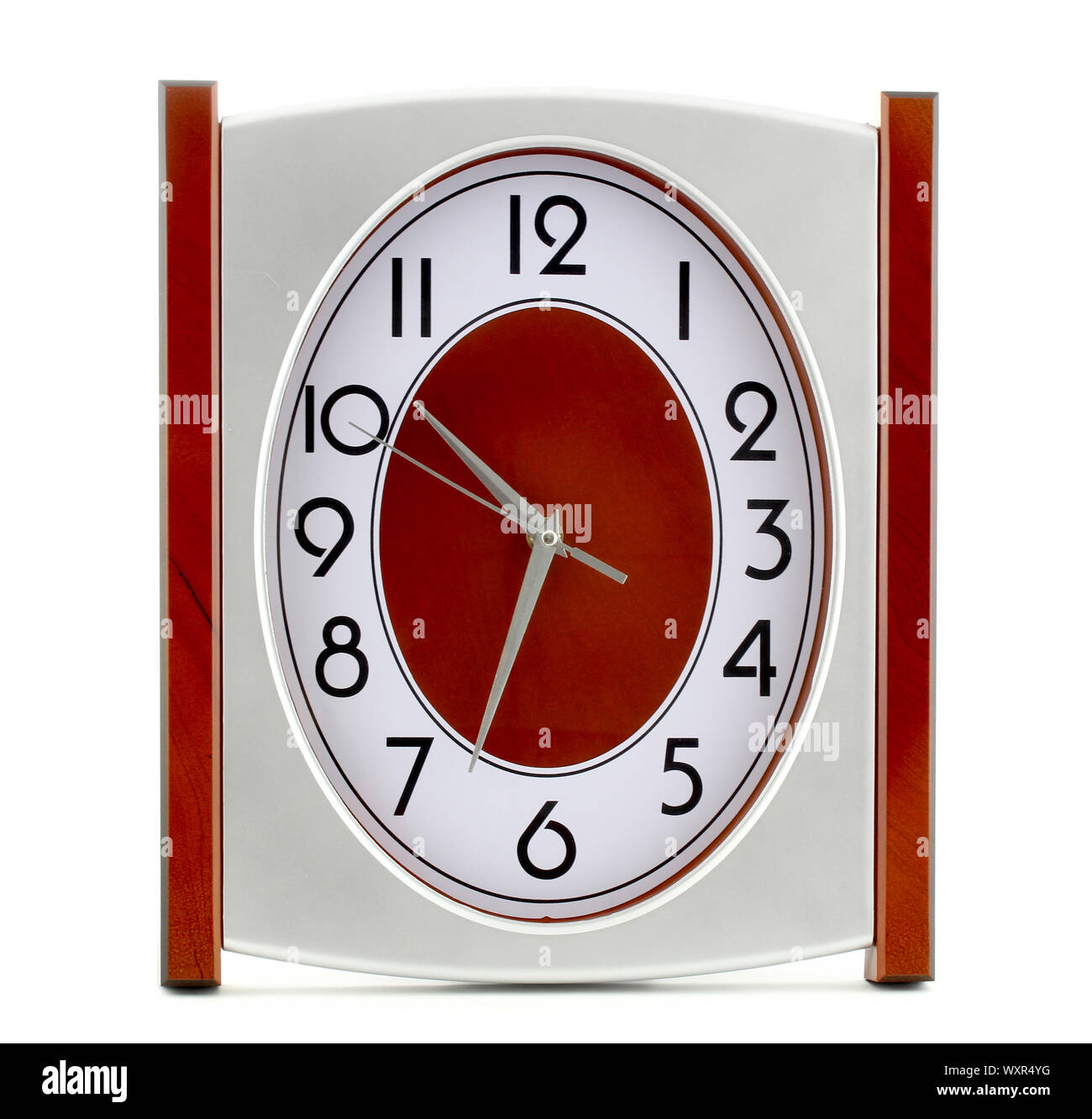 Un reloj de metal aislado en el fondo blanco. El reloj tiene un centro rojo. Foto de stock