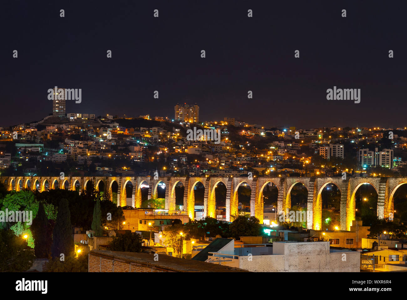 Paisaje urbano de la ciudad de Querétaro en la noche con su famoso viaducto, México. Foto de stock