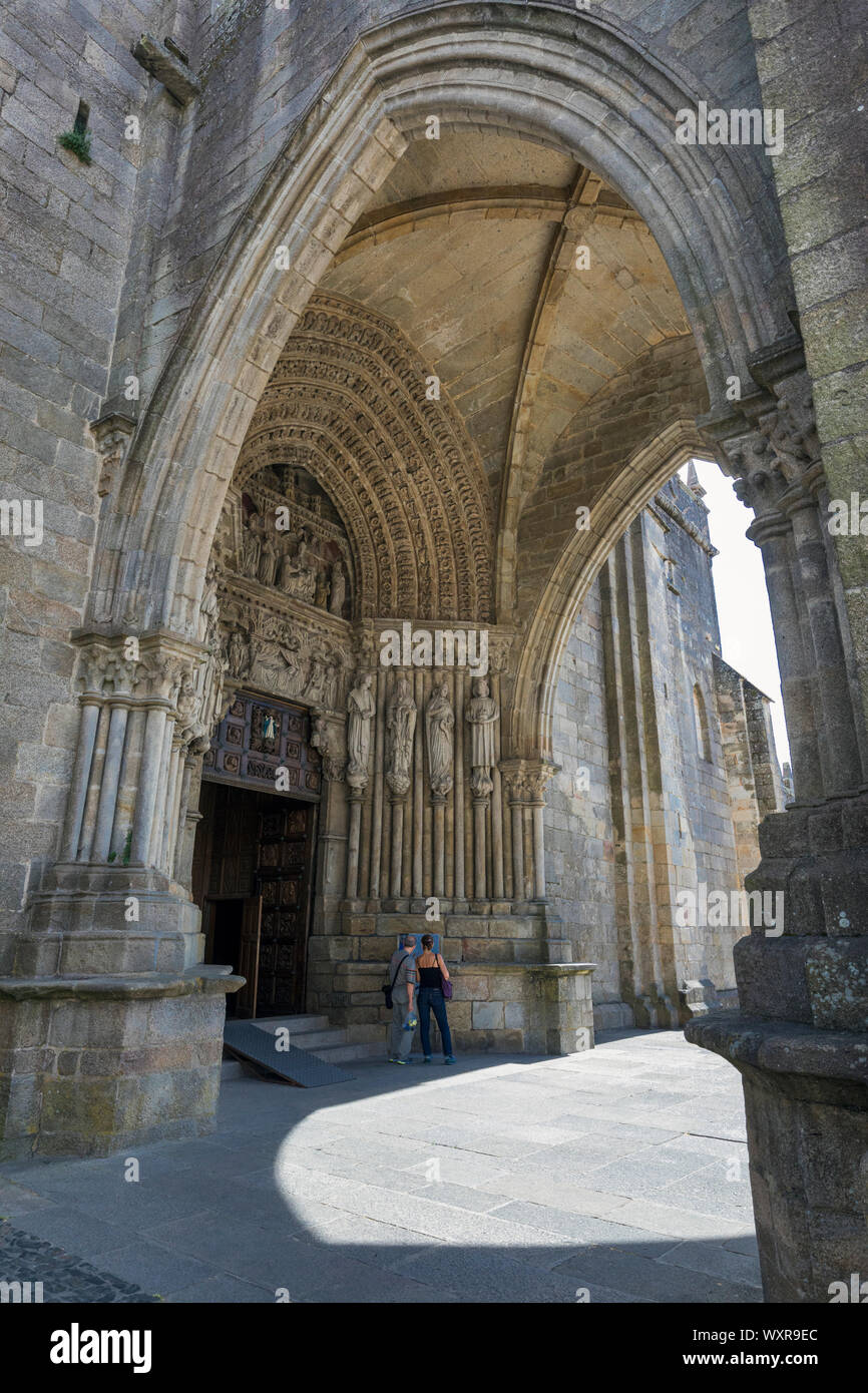 La Catedral románico-gótica de Santa María, construida durante la 11ª-13ª siglos. La Catedral de Santa María. Tui, Pontevedra, Galicia, España Foto de stock