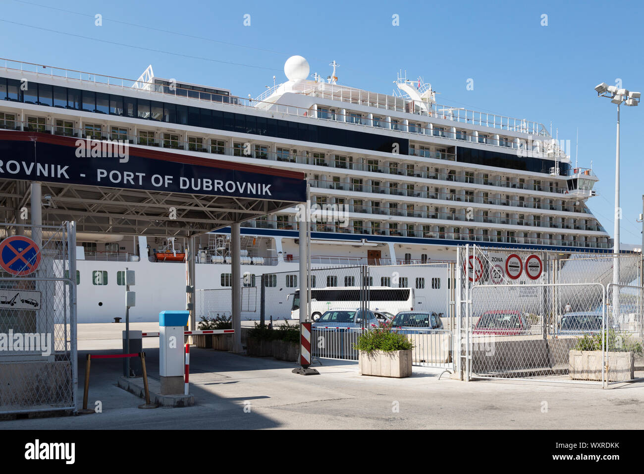 Dubrovnik crucero - un gran crucero amarrado en el puerto de Dubrovnik, Croacia Europa Foto de stock