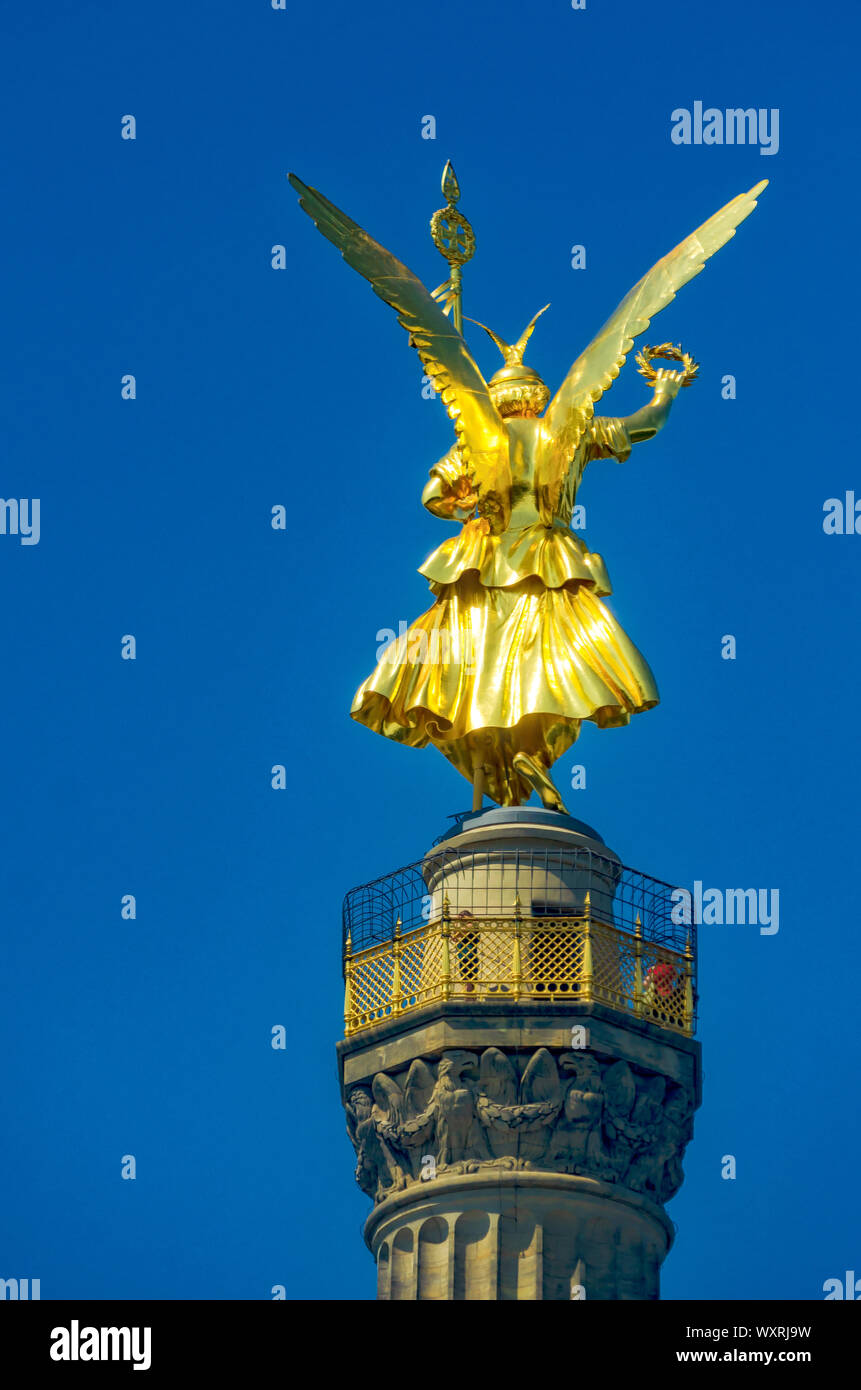 La Columna de la Victoria de Berlín (Siegessäule), un famoso monumento en Berlín, Alemania con la escultura de Victoria, la diosa romana de la victoria en la parte superior Foto de stock