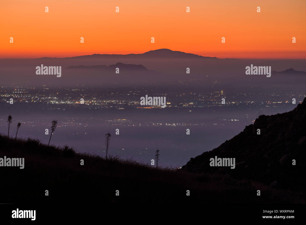 Foggy Dawn panorámica de todo el Valle de San Fernando hacia el Parque Griffith y Santiago Pico en Los Ángeles, California. Foto de stock