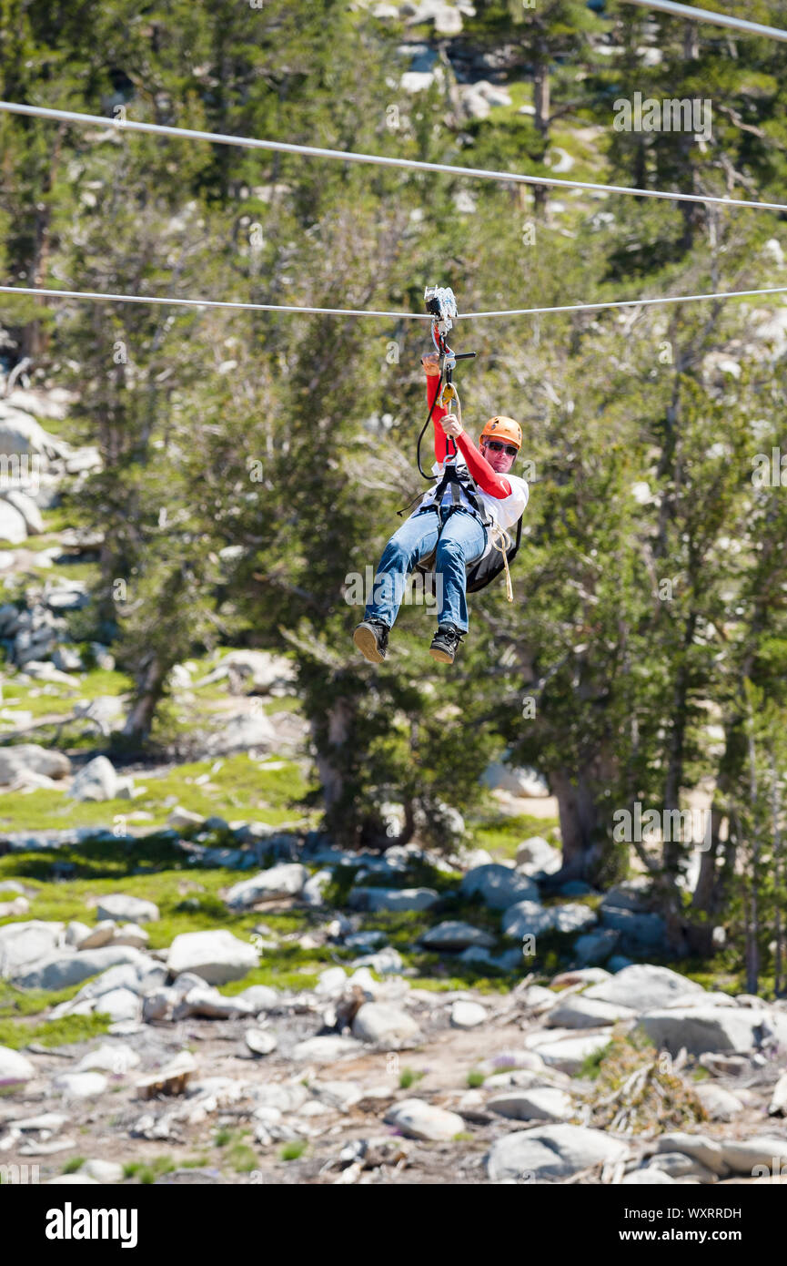 Heavenly Valley zip line y recreación de verano en South Lake Tahoe, California, en la cima de la montaña. Foto de stock