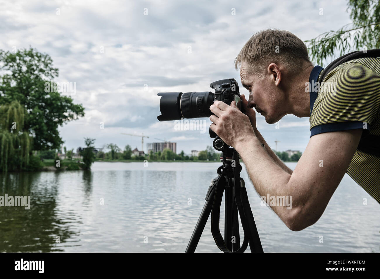 El fotógrafo es fotografiar con un trípode. Él se está concentrando en el  objeto Fotografía de stock - Alamy